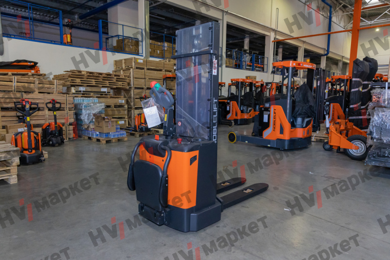 Самоходный штабелер Noblelift PSB12 Duplex mast (В-2600мм), грузоподъемность 1200 кг, общая ширина вил 570/685 мм, тип питания АКБ
