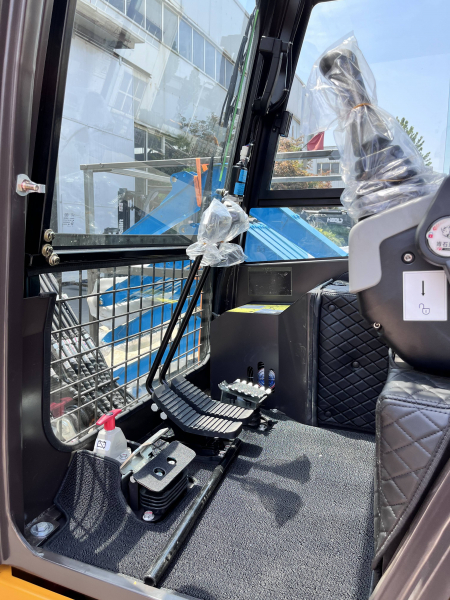 Мини-экскаватор QUADTRAC E28 PRO (2.8т, кабина, квикаплер, бур, 3 ковша)