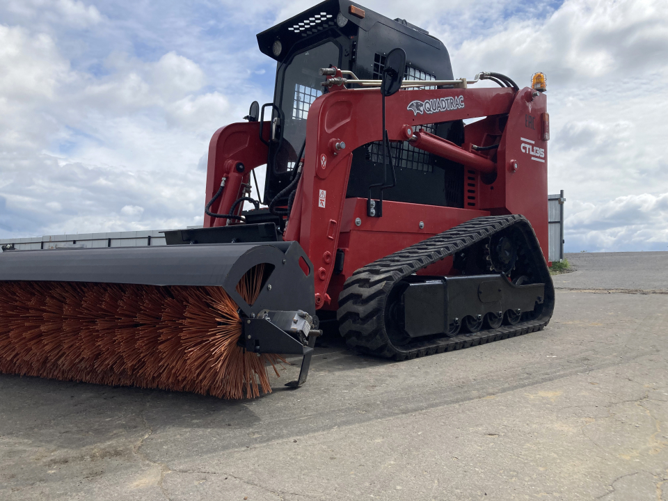 Мини-погрузчик QUADTRAC CTL135 (1300 кг (2024 г)), двигатель WECHAI 4.1, грузоподъемность 1350 кг