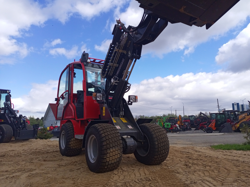 Мини-погрузчик QUADTRAC WL40T (800 кг, телескопическая стрела 3800 мм), двигатель Kubota
