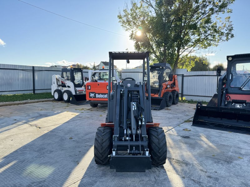 Мини-погрузчик CASTLOADERS 825D ИТАЛИЯ (Кабина LUXARY), двигатель KUBOTA D1105 (Япония), высота подъема 2980 мм