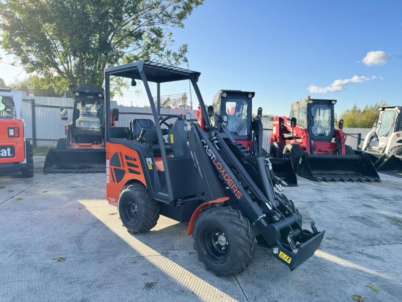 Мини-погрузчик CASTLOADERS 825D ИТАЛИЯ (Кабина LUXARY), двигатель KUBOTA D1105 (Япония), высота подъема 2980 мм