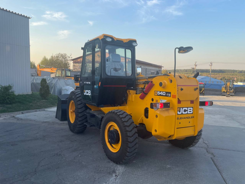 Телескопический погрузчик JCB 540-70, высота подъема 7 м, грузоподъемность 4т.