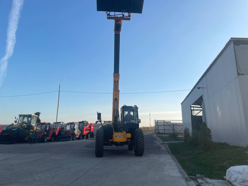 Телескопический погрузчик JCB 540-70, высота подъема 7 м, грузоподъемность 4т.