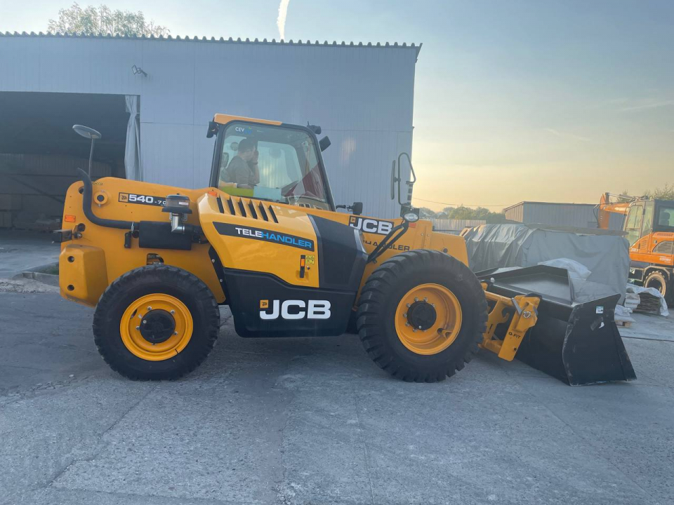 Телескопический погрузчик JCB 540-70, высота подъема 7 м, грузоподъемность 4т.