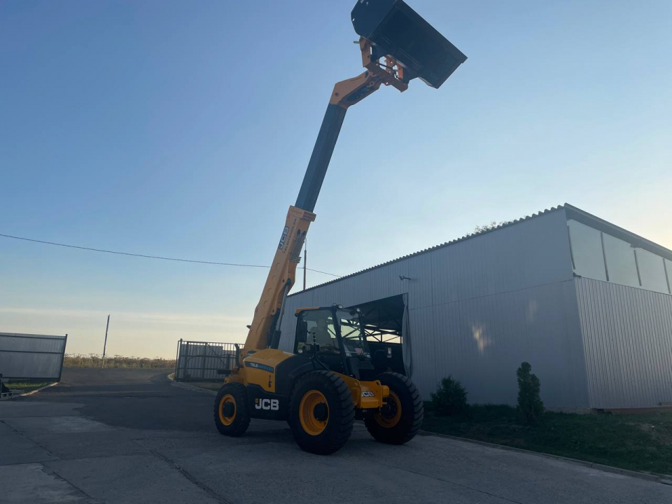 Телескопический погрузчик JCB 540-70, высота подъема 7 м, грузоподъемность 4т.