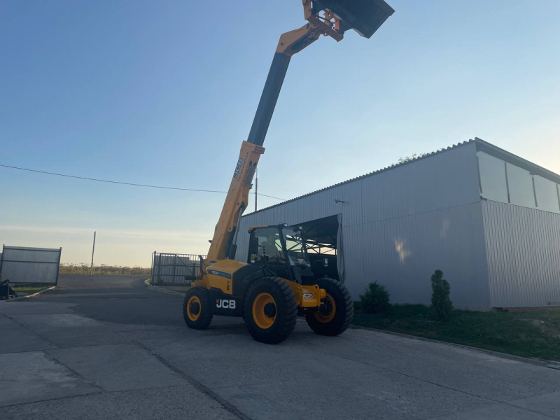 Телескопический погрузчик JCB 540-70, высота подъема 7 м, грузоподъемность 4т.