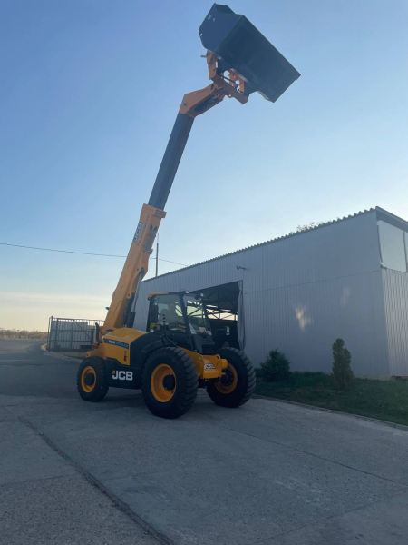 Телескопический погрузчик JCB 540-70, высота подъема 7 м, грузоподъемность 4т.