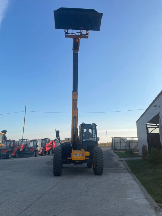 Телескопический погрузчик JCB 540-70, высота подъема 7 м, грузоподъемность 4т.