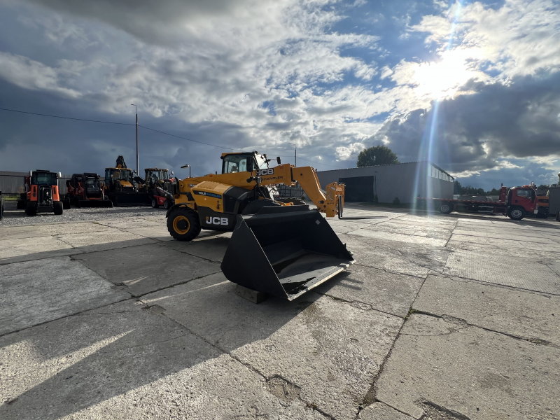 Телескопический погрузчик JCB 530-70 (2023 год), высота подъема 7 м., грузоподъемность 3 т.