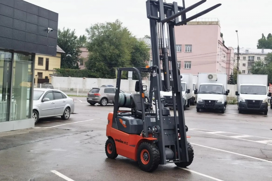 Газ-бензиновый вилочный погрузчик LG15GLT (Двигатель Nissan, В-3000мм), высота подъема 3000 мм, грузоподъемность 1500 кг