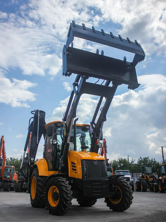 Экскаватор-погрузчик Cukurova 880S, тип двигателя 4-тактный дизельный с турбонаддувом, водяным охлаждением, мощность двигателя 74,5 кВт / 100 л.с., эксплуатационная масса 8500 кг