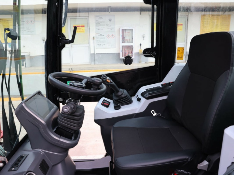 Фронтальный погрузчик Lonking CDM908A, двигатель Kubota, грузоподъемность 800 кг