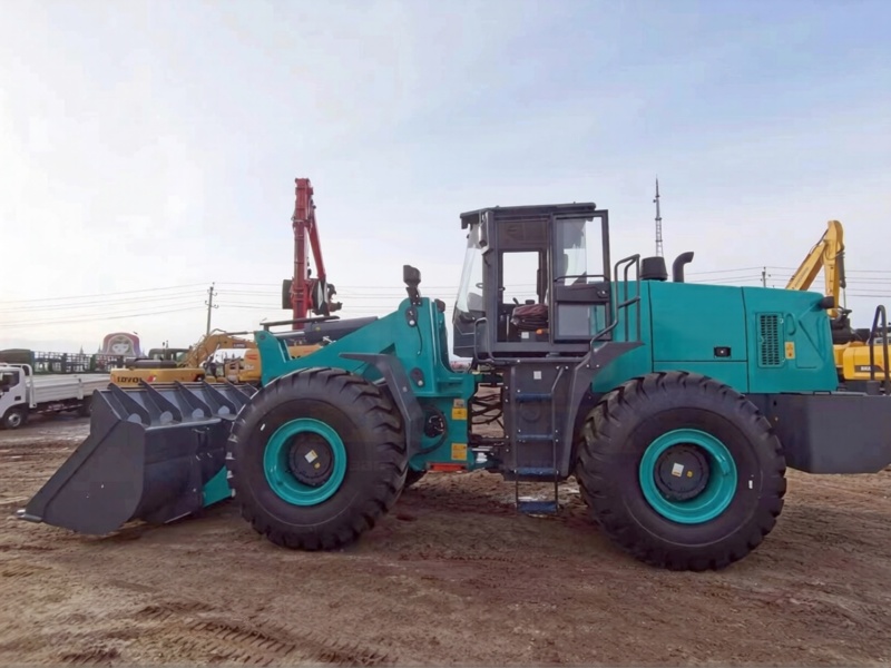 Спецтехника Фронтальный погрузчик SUNWARD SL61W
