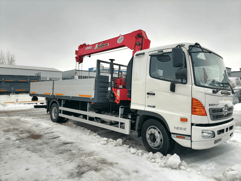 Кран-манипулятор UNIC URV554 на шасси Hino 500