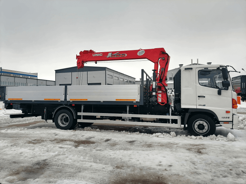 Кран-манипулятор UNIC URV554 на шасси Hino 500