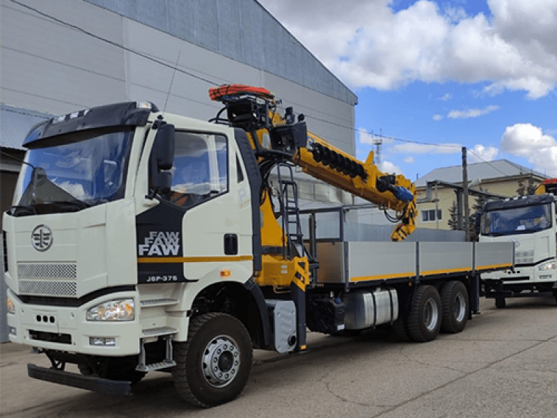 Кран-манипулятор XCMG 200-6 с буром на шасси FAW 3250 6х6