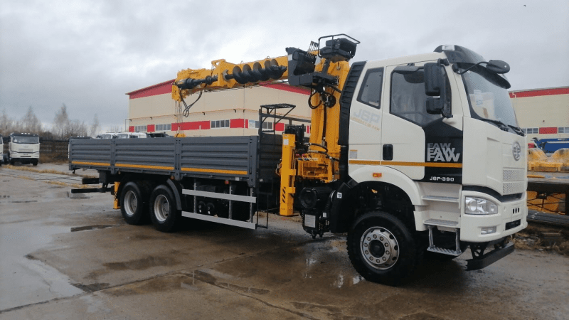 Кран-манипулятор XCMG 200-6 с буром на шасси FAW 3250 6х6