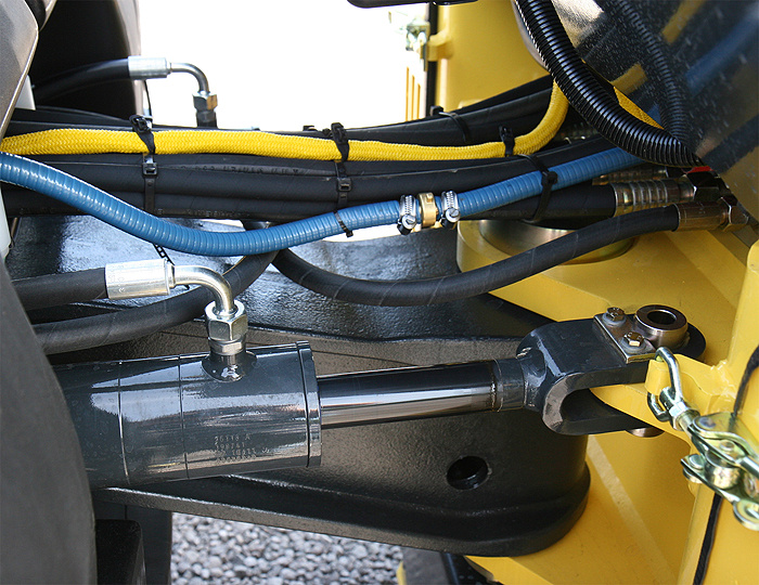 Каток тандемный BOMAG BW 203 AD-4