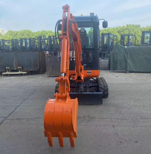 ГУСЕНИЧНЫЙ МИНИ-ЭКСКАВАТОР Lonking CDM6020, эксплуатационная масса 1850 кг