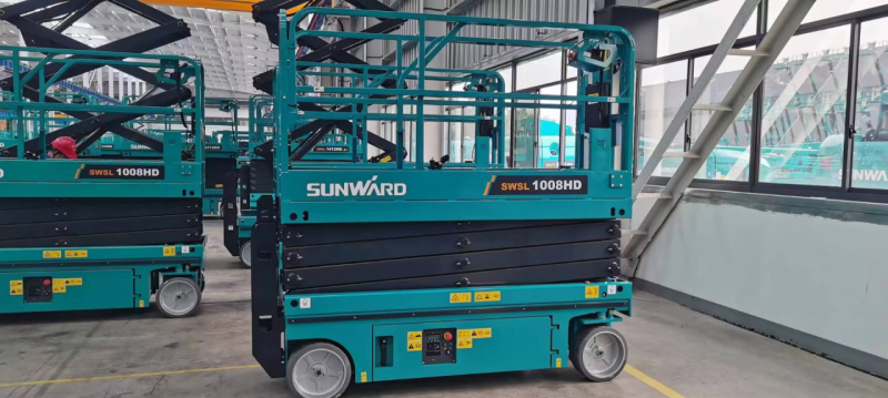Ножничный подъемник Sunward SWSL1008HD, грузоподъемность 230 кг, рабочая высота 10 м, тип питания Электрический, размер платформы 2.27х0.81 м