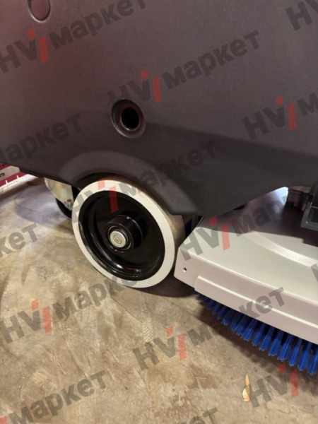 Поломойки с местом оператора Noblelift Поломоечная машина NB530, объем бака для чистой воды 50 л, площадь уборки макс 1800 м2, время работы 4 ч.