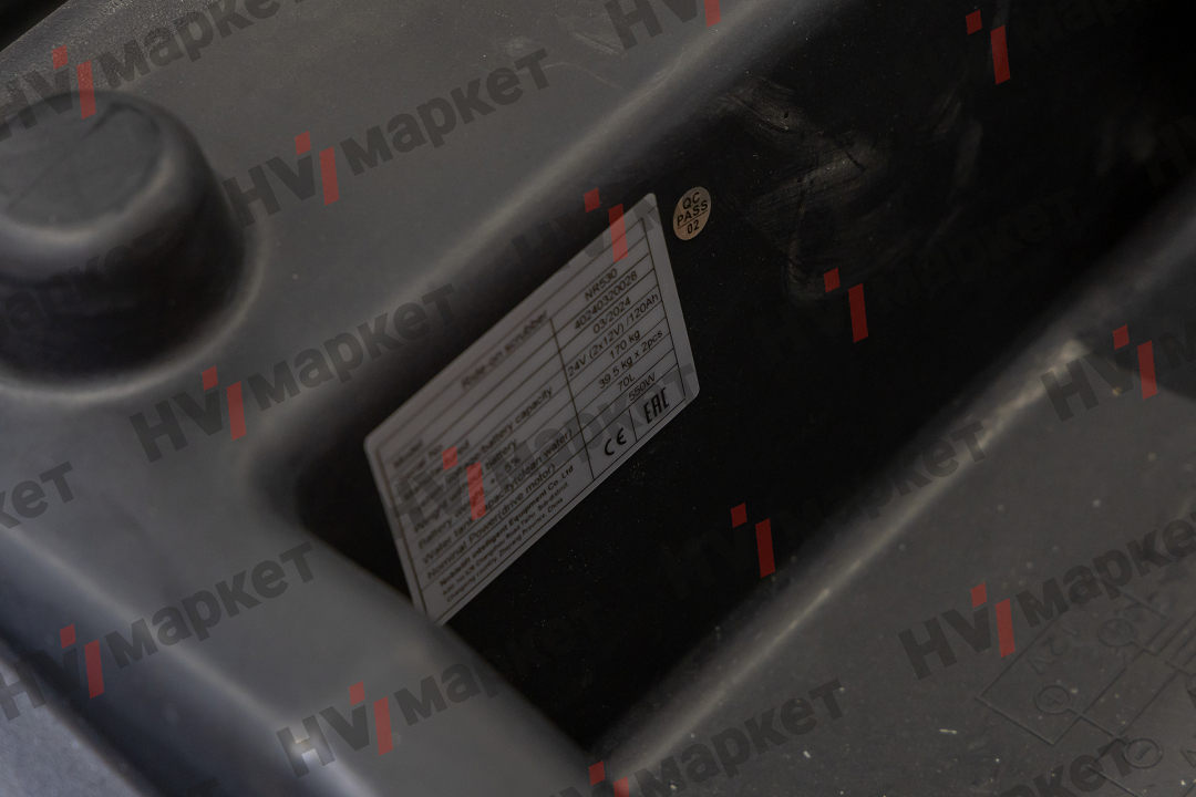 Поломойки с местом оператора Noblelift Поломоечная машина NR530, объем бака для чистой воды 70 л, площадь уборки макс 3100 м2, время работы 4 ч.